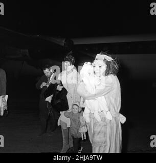 Joan Collins arriva da Parigi con la figlia Tara, la sorella Jackie e Tracy, la figlia di Jackie. 20th febbraio 1964. Foto Stock