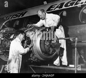 British Eagle International Airlines una delle principali compagnie aeree indipendenti britanniche che operava dal 1948 fino alla sua liquidazione nel 1968. I nostri spettacoli di foto ... Gli ingegneri della British Eagle effettuano la manutenzione del motore aeronautico, Liverpool Speke Airport, giovedì 23rd luglio 1964. Foto Stock