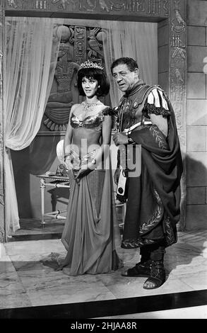 Amanda Barrie e Sid James sul set di "Carry on Cleo" presso i Pinewood Studios, Buckinghamshire. 4th agosto 1964. Foto Stock