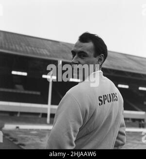 Alan Gilzean, Spurs nuova firma da Dundee, ad un costo di 72.500 sterline, a White Hart Lane, per allenarsi prima della partita contro Everton, quando farà il suo debutto, nella foto di venerdì 18th dicembre 1964. Foto Stock