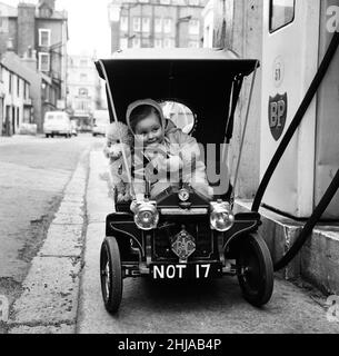 Judy Oliver nella sua baby car d'epoca. 1st marzo 1964. Foto Stock