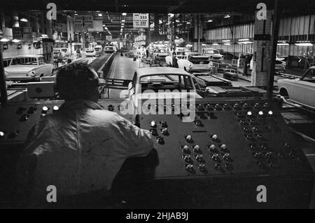 Scene generali all'interno della fabbrica di motori Ford a Dagenham, Essex, che mostrano vetture sulla linea di produzione. 24th gennaio 1964. Foto Stock