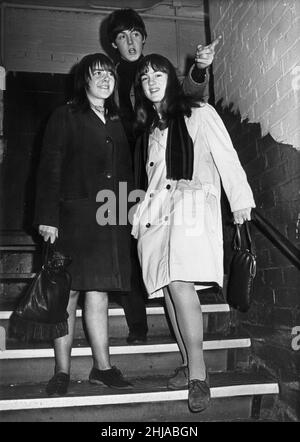 Paul McCartney del backstage dei Beatles con due fan al Liverpool Empire. 5th dicembre 1964. Foto Stock