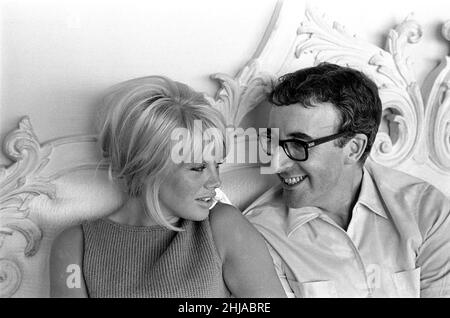 Peter Sellers e Britt Ekland, hanno visto qui trascorrere il loro primo fine settimana tranquillo a casa dopo l'attacco di cuore di Peter. Vivono nella casa del milionario hollywoodiano Charles Skoras. È la sezione più costosa di Beverly Hills dove un tempo viveva l'ex Vice Presidente Richard Nixon. Foto scattata il 12th maggio 1964 Foto Stock