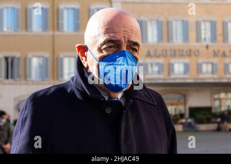 Roma, Italia. 25th Jan 2022. Adriano Galliani partecipa al voto del nuovo Presidente italiano presso il palazzo del parlamento di Montecitorio. Primi quattro turni di voto per il prossimo Presidente della Repubblica italiana: Gli elettori positivi per il COVID-19, o in quarantena, votano in una speciale area di voto drive-through allestita al di fuori dell'edificio del parlamento di Montecitorio a Roma. Credit: SOPA Images Limited/Alamy Live News Foto Stock