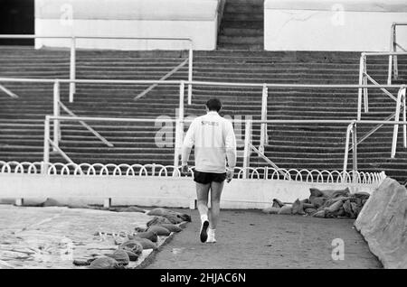 Alan Gilzean, Spurs nuova firma da Dundee, ad un costo di 72.500 sterline, a White Hart Lane, per allenarsi prima della partita contro Everton, quando farà il suo debutto, nella foto di venerdì 18th dicembre 1964. I nostri spettacoli di foto ... Alan Gilzean, di nuovo alla macchina fotografica, fa una passeggiata intorno al suo nuovo ambiente. Foto Stock