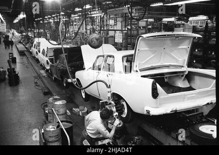 Scene generali all'interno della fabbrica di motori Ford a Dagenham, Essex, che mostrano vetture sulla linea di produzione. 24th gennaio 1964. Foto Stock