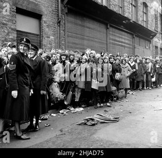 Pop Group The Beatles Novembre 1963John Lennon, Paul McCartney, Ringo Starr, i poliziotti e le donne di George Harrison aiutano a tenere gli adolescenti indietro mentre fanno la fila per i biglietti per i Beatles al Liverpool Empire Theatre Foto Stock