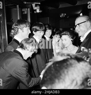 The Royal Variety Performance 4th Novembre 1963 la principessa Margaret viene presentata ai Beatles. Ringo Starr scuote la mano della principessa. La famosa apparizione dei Beatles al Royal Command Performance al Prince of Wales Theatre di Londra, alla presenza della Regina Madre e della Principessa Margaret. I ragazzi si aprirono da Me a voi, in lei vi ama, in Til c'era voi. E per il loro numero di 4th John Lennon si è messo al microfono per dire 'per il nostro ultimo numero vorrei chiedere il vostro aiuto. La gente nelle sedi più economiche batte le vostre mani. E il resto di voi, se solo ti picchiate Foto Stock