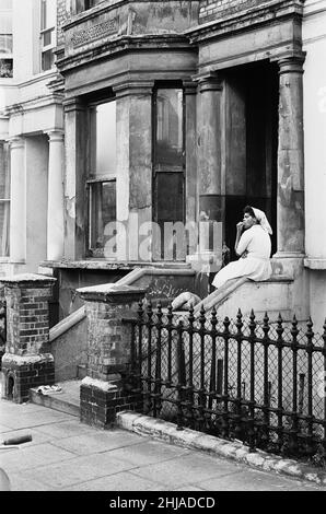 Residenti di Berrymede Road, Chiswick, dopo la scoperta del corpo di vittima di omicidio Mary Flemming il 14th luglio 1964. Il suo corpo strangolato fu trovato da George Heard (34) dalla sua camera da letto questa mattina (04:50am). La sua morte è stata attribuita al lavoro di un serial killer noto come Jack lo Stripper. Noto anche come, il caso degli omicidi di Hammersmith 1964-1965, quando un serial killer stava operando a Londra e uccise 6-8 donne prostitute e scaricò i loro corpi intorno a londra o nel Tamigi. Il serial killer non è mai stato catturato Foto Stock