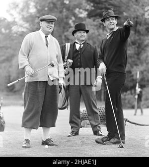 Filmare la scena del golf per 'Goldfinger' al campo da golf di Stoke Park vicino Stoke Poges, Buckinghamshire, sono stati Sean Connery ( James Bond ) Gert Frobe ( Goldfinger ) e Harold T Sakata che è meglio conosciuto come ' Tosh Togo ' nel mondo di Wrestling. Harold sta giocando la parte del caddy per questa scena.nel film James Bond e Goldfinger gioca per un palo del £5000. Il gioco è storto dall'inizio alla fine, ma Bond vince alla fine Certo. 21st maggio 1964 Foto Stock