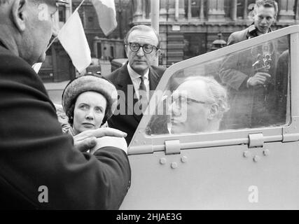 First Lord of the Admiralty Lord Carrington e sua moglie Lady Carrington, visitano il nuovo Sheringham Lifeboat "The Manchester Unity of Odd Fellows", esposto di fronte alla cattedrale di St. Paul a Londra. Furono Uniti dal Signore Sindaco di Londra e furono ricevuti dal coxswain di Sheringham Henry West. 19th marzo 1962. Foto Stock