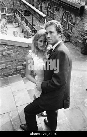 Ursula Andress, attrice svizzera, incontra il suo nuovo uomo di spicco John Richardson, per il film del 1965 SHE, basato su di lei : A History of Adventure, un romanzo di H. Rider Haggard, nella foto di Park Lane, Londra, mercoledì 12th agosto 1964. Ursula Andress gioca Ayesha una regina immortale e un'alta sacerdotessa. John Richardson suona l'esploratore Leo Vincey. Foto Stock