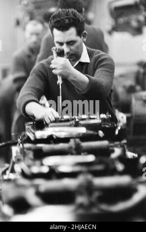 Scene generali all'interno della fabbrica di motori Ford a Dagenham, Essex, che mostrano vetture sulla linea di produzione. 24th gennaio 1964. Foto Stock