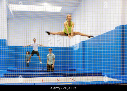 Persone sportive che si esercitano sul trampolino Foto Stock