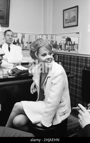 Jane fonda, attrice americana, con marito, regista Roger Vadim, gusta un drink in un bar a Parigi, Francia, aprile 1964. Intervista a Donald Zec. Foto Stock
