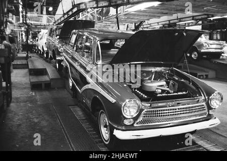 Scene generali all'interno della fabbrica di motori Ford a Dagenham, Essex che mostrano le automobili sulla linea di produzione.24th Gennaio 1964. Foto Stock