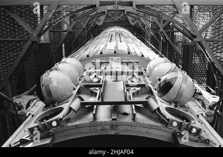 European Launcher Development Organization, sito di test presso Hawker Siddeley Dynamics, Hatfield, mercoledì 26th agosto 1964. La nostra foto mostra .. ELDO Europa 1 Rocket è sottoposto a test di resistenza alle vibrazioni. ELDO è un'organizzazione europea di ricerca spaziale creata per creare un veicolo di lancio satellitare per l'Europa. L'organizzazione è composta da Belgio, Gran Bretagna, Francia, Germania, Italia, E i Paesi Bassi, con l’Australia come membro associato Foto Stock