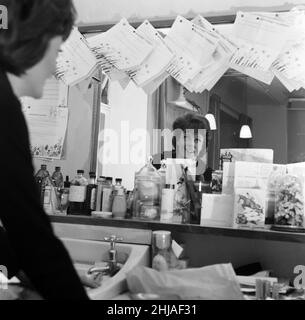 L'attrice Maggie Smith di 28 anni nel suo spogliatoio, guardando i Telegrams inchiodati intorno al suo specchio. È stata votata "Best Stage attress" (Evening Standard Awards) per il 1962. Marzo 1963. Foto Stock