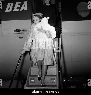 Joan Collins arrivò con la British European Airways da Parigi con sua figlia Tara. 20th febbraio 1964. Foto Stock