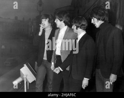 I Beatles godono di una pausa di sigaretta sul balcone dell'Empire Theatre a Liverpool 8th novembre 1964. George Harrison Paul McCartney Ringo Starr John Lennon 8th novembre 1964. Foto Stock