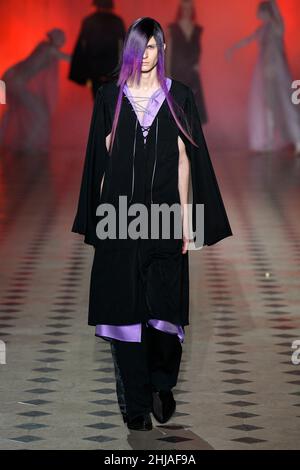 Parigi, Francia. 27th Jan 2022. YUIMA NAKAZATO SS22 Runway durante Haute Couture Primavera Estate 2022 - Gennaio 2022 - Parigi, Francia 27/01/2022 Credit: dpa/Alamy Live News Foto Stock