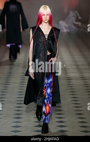 Parigi, Francia. 27th Jan 2022. YUIMA NAKAZATO SS22 Runway durante Haute Couture Primavera Estate 2022 - Gennaio 2022 - Parigi, Francia 27/01/2022 Credit: dpa/Alamy Live News Foto Stock