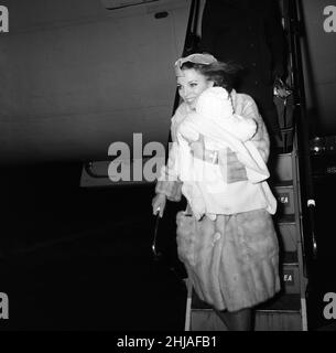 Joan Collins arrivò con la British European Airways da Parigi con sua figlia Tara. 20th febbraio 1964. Foto Stock