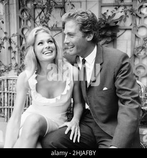 Ursula Andress, attrice svizzera, incontra il suo nuovo uomo di spicco John Richardson, per il film del 1965 SHE, basato su di lei : A History of Adventure, un romanzo di H. Rider Haggard, nella foto di Park Lane, Londra, mercoledì 12th agosto 1964. Ursula Andress gioca Ayesha una regina immortale e un'alta sacerdotessa. John Richardson suona l'esploratore Leo Vincey. Foto Stock