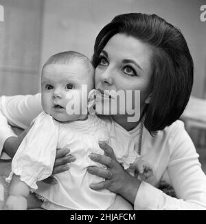 Joan Collins ha ritratto con la sua figlia di quattro mesi Tara Newley. Sono venuti a casa a Londra per vedere la famiglia. Qui sono oggi dopo che la mamma è stata negli studi cinematografici e il bambino Tara si è svegliato dopo il suo sonno. 20th febbraio 1964. Foto Stock