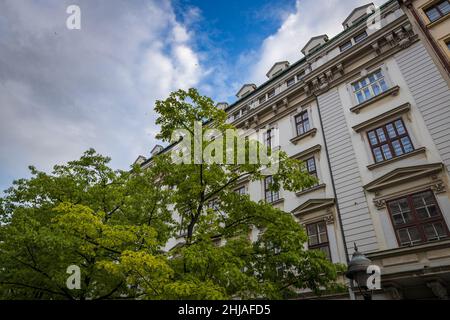 Facciata di un vecchio edificio storico nel centro di Belgrado Foto Stock