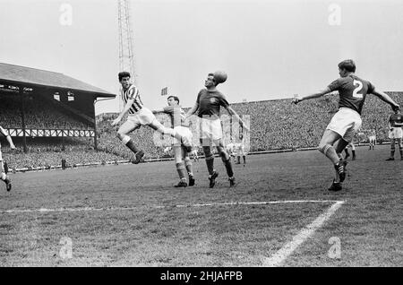 Sunderland 0 v Chelsea, 1 Old League Division due partite al Roker Park.A giocatore di Chelsea prende la testa sulla palla. 18th maggio 1963 Foto Stock