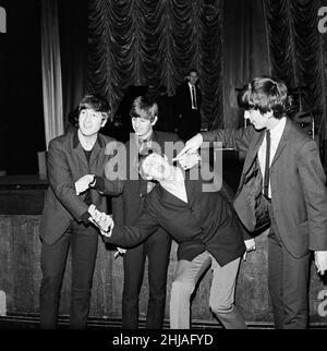 The Beatles Autumn Tour of Great Britain at the ABC Plymouth (la foto mostra i membri della band da sinistra a destra) John Lennon, Ringo Starr, Paul McCartney e George Harrison. 13th novembre 1963. Foto Stock