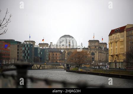 Berlino, Germania. 27th Jan 2022. Quest'anno, il Bundestag tedesco partecipa alla campagna ''#WeRemember'' in occasione della Giornata internazionale della memoria dell'Olocausto di giovedì 27 gennaio 2022. (Credit Image: © Simone Kuhlmey/Pacific Press via ZUMA Press Wire) Foto Stock