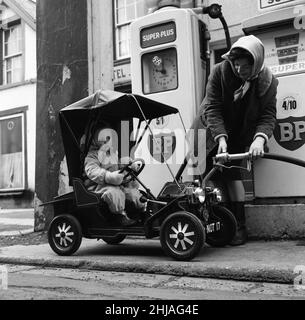 Judy Oliver nella sua baby car d'epoca. 1st marzo 1964. Foto Stock