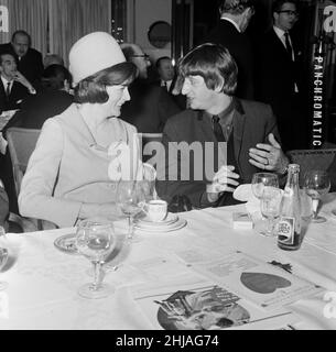 Ringo Starr chiacchierava con la sorridente star del palcoscenico Maggie Smith durante il Variety Club Luncheon. I Beatles erano ospiti del Variety Club Showbiz Awards tenutosi al Dorchester Hotel di Londra. I quattro membri della band sono stati chiamati congiuntamente Showbiz Personality of the Year. Foto scattata il 19th marzo 1964. Foto Stock