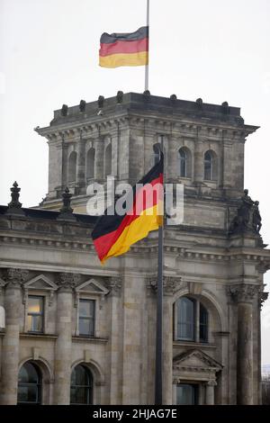 Berlino, Germania. 27th Jan 2022. Quest'anno, il Bundestag tedesco partecipa alla campagna ''#WeRemember'' in occasione della Giornata internazionale della memoria dell'Olocausto di giovedì 27 gennaio 2022. (Credit Image: © Simone Kuhlmey/Pacific Press via ZUMA Press Wire) Foto Stock