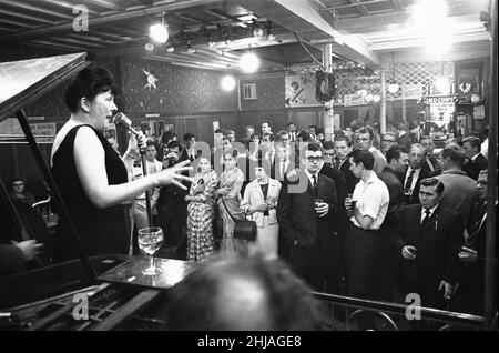 Cantante di cabaret che si esibisce in un pub East End di Londra il sabato sera. 6th luglio 1963 Foto Stock