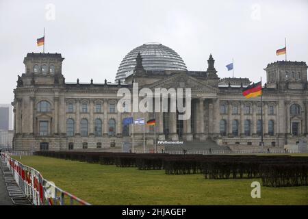 Berlino, Germania. 27th Jan 2022. Quest'anno, il Bundestag tedesco partecipa alla campagna ''#WeRemember'' in occasione della Giornata internazionale della memoria dell'Olocausto di giovedì 27 gennaio 2022. La foto mostra l'edificio del Reichstag con bandiere a metà albero e lettere bianche WeRemember. (Credit Image: © Simone Kuhlmey/Pacific Press via ZUMA Press Wire) Foto Stock