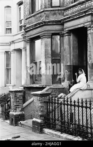 Residenti di Berrymede Road, Chiswick, dopo la scoperta del corpo di vittima di omicidio Mary Flemming il 14th luglio 1964. Il suo corpo strangolato fu trovato da George Heard (34) dalla sua camera da letto questa mattina (04:50am). La sua morte è stata attribuita al lavoro di un serial killer noto come Jack lo Stripper. Noto anche come, il caso degli omicidi di Hammersmith 1964-1965, quando un serial killer stava operando a Londra e uccise 6-8 donne prostitute e scaricò i loro corpi intorno a londra o nel Tamigi. Il serial killer non è mai stato catturato Foto Stock