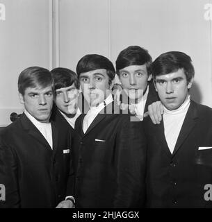 Il Dave Clarke Five. Da sinistra a destra: Lenny Davison (chitarra) Rick Huxley (basso) Dave Clark (batteria) Mike Smith (voce principale e organo di tastiere) Denis Patton (sassofono) quando questa foto è stata scattata, i Dave Clark Five sono stati in cima alle classifiche con la loro immagine hit 'Helf all over' scattata il 8th gennaio 1964 Foto Stock