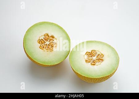 Taglio di melone cantaloupe isolato su fondo bianco. Foto Stock