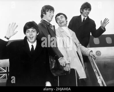 I Beatles all'Aeroporto di Londra all'inizio del loro Tour europeo 4th giugno 1964. Saranno in concerto più tardi questa sera presso i Giardini di Tivoli, a Copenhague, in Danimarca. La foto mostra a sinistra Paul McCartney, 2nd a sinistra John Lennon, 2nd a destra in cappotto bianco è in piedi nel batterista Jimmie Nicol e all'estrema destra George Harrison. Jimmie Nicol era uno stand urgentemente organizzato in batterista per Ringo Starr, quando Ringo si ammalò con Tonsillitis alla vigilia di un tour. Jimmy ha eseguito 8 spettacoli con i Beatles in tutta Europa e Australia nel giugno 1964. Foto scattata il 4th giugno 1964 Foto Stock