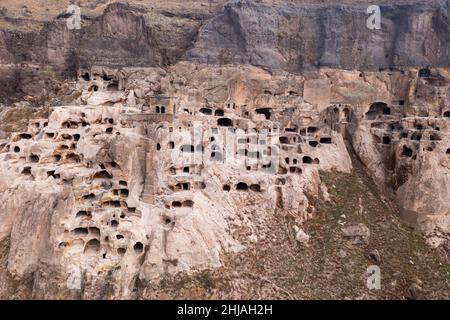 Complesso monastico scavato nella roccia vicino al villaggio di Vardzia, Georgia Foto Stock