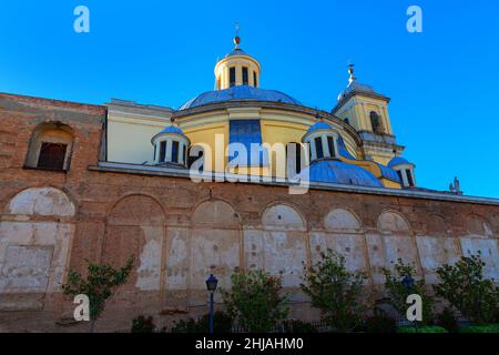 Basilica reale di San Francesco il Grande , vista laterale . Cupola della chiesa e muro di mattoni Foto Stock