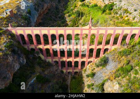 Aqueduct Aquila nella città spagnola di Nerja Foto Stock