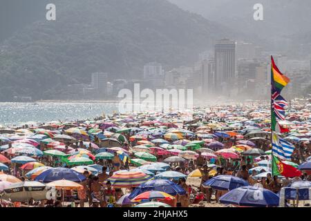 Affollata spiaggia di ipanema in una tipica giornata estiva a Rio de Janeiro, Brasile - 22 gennaio 2022: Affollata spiaggia di Ipanema durante una giornata calda a Rio de Janeiro. Foto Stock