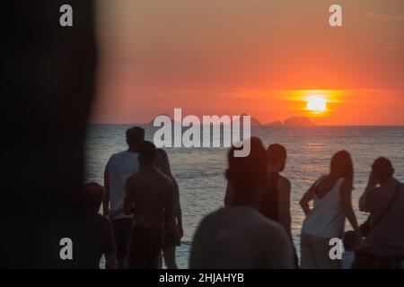 Tramonto alla spiaggia di arpoador a Rio de Janeiro, Brasile - 17 gennaio 2021: La gente guarda il tramonto classico, alla spiaggia di arpoador a rio de janeiro, Brasile Foto Stock