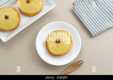 KUE Lam o Mud Cake, spuntino tradizionale indonesiano a base di patate, farina, uova e latte di cocco con uvetta. Messa a fuoco selezionata. Foto Stock