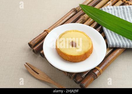 KUE Lam o Mud Cake, spuntino tradizionale indonesiano a base di patate, farina, uova e latte di cocco con uvetta. Messa a fuoco selezionata. Foto Stock